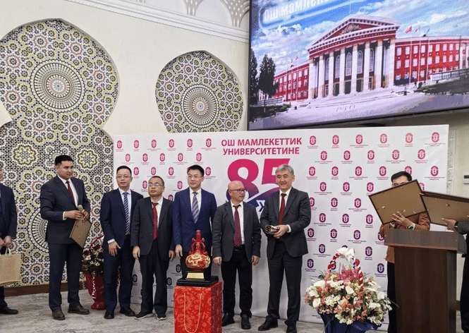 金名節(jié)能科技董事長程奎一行出席奧什國立大學(xué)85周年慶典，共話一帶一路